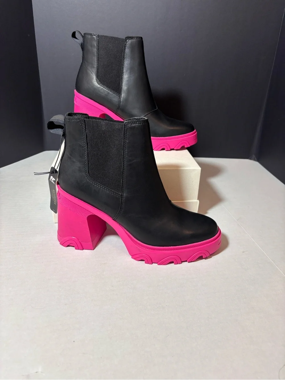SOREL Brex Heel Chelsea Boots NWT Black Leather Hot Pink Sole Size 8.5